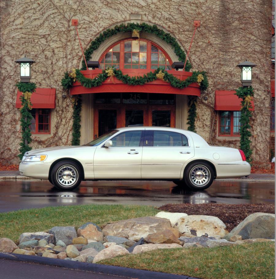  Lincoln Town Car 1998 года  (фото 30 из 77)